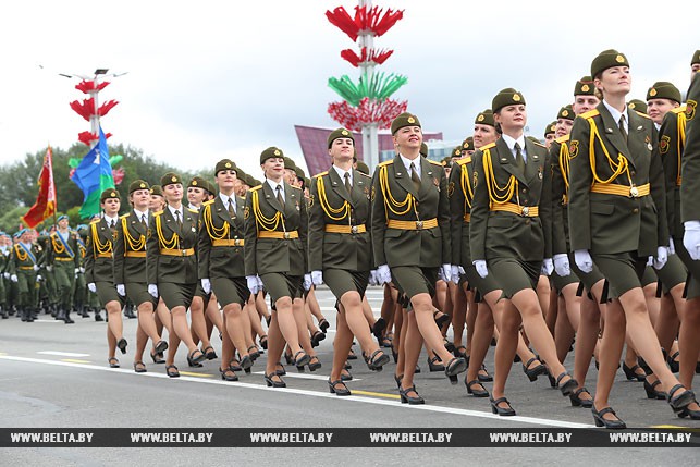 На вайсковым парадзе жанчына ішла перад Лукашэнкам басанож (фотафакт)