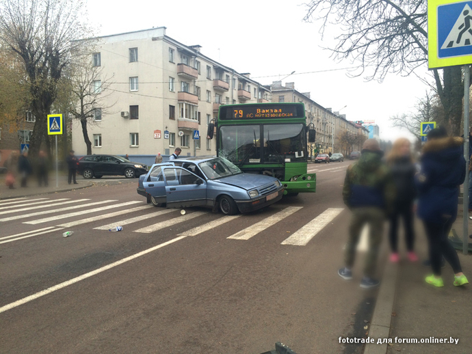 У сталіцы легкавік трапіў пад аўтобус з пасажырамі (фота)