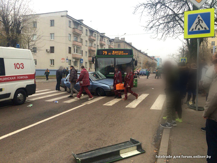 У сталіцы легкавік трапіў пад аўтобус з пасажырамі (фота)