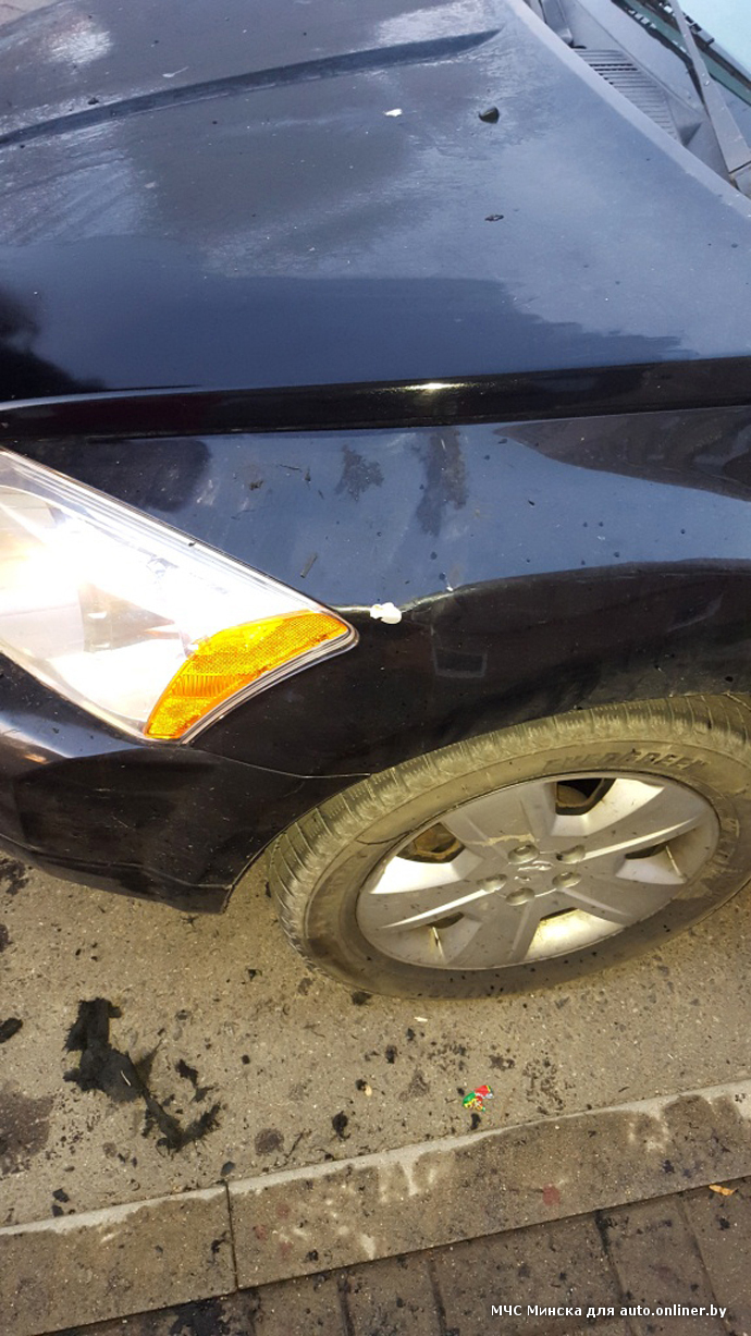 У Мінску з балкона скінулі на Dodge Caliber канапу, ахопленую агнём (фота)