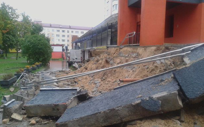 У Маладзечне абрынулася сцяна, пад заваламі апынулася жанчына (фота)