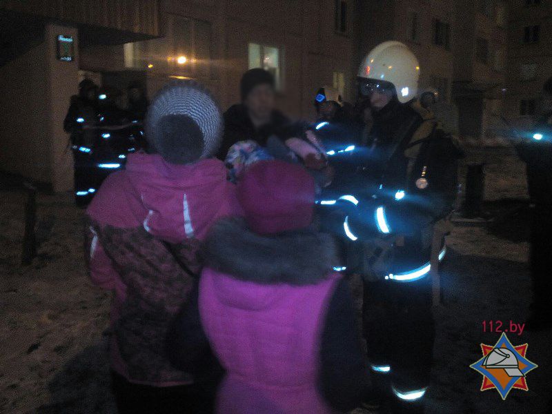 У Мінску з-за пажару з шматкватэрнага дома эвакуявалі 15 чалавек (фота)