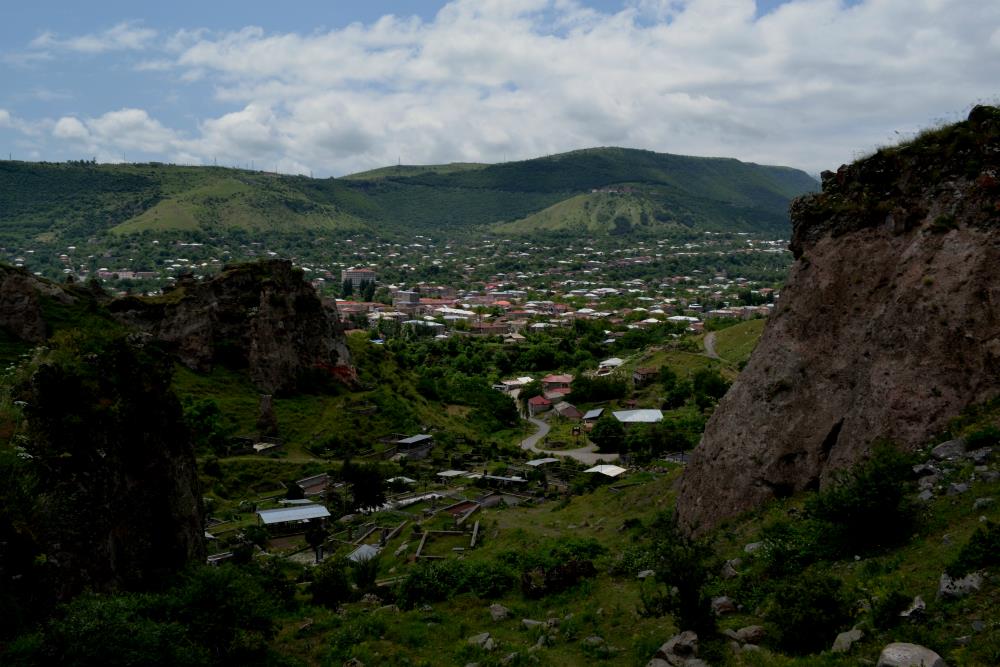 В армянском Горисе восстанавливают пещерное жилье
