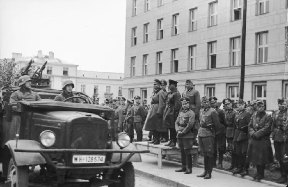 Без намёкаў. Як сябры-дыктатары Польшчу дзялілі 