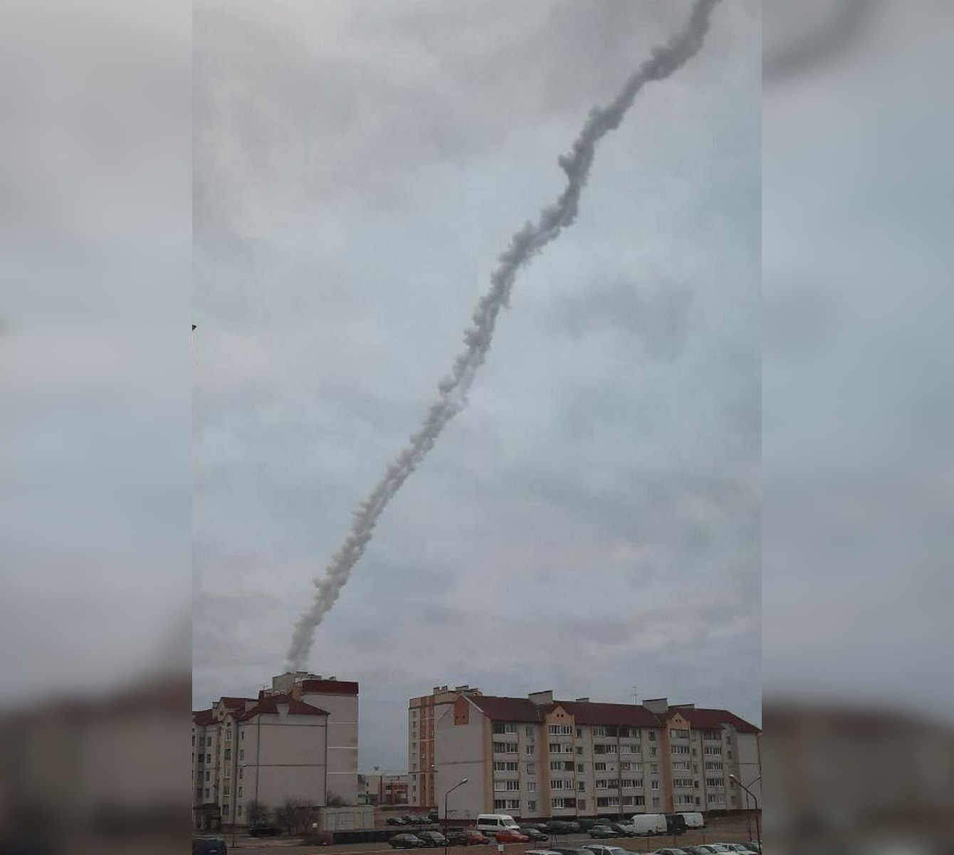 Фотофакт: след от запуска ракеты в небе под Лунинцем