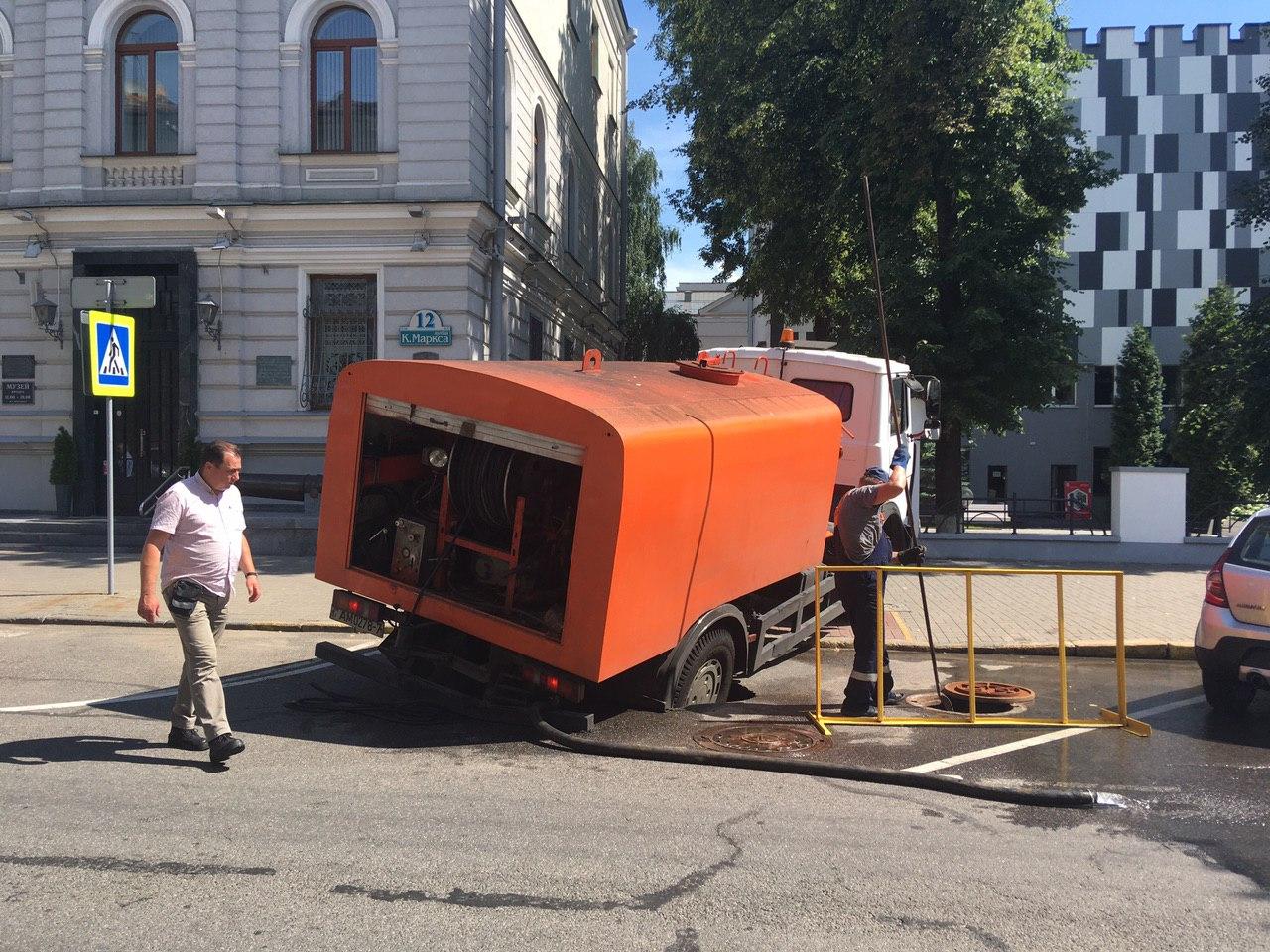 У цэнтры Мінска грузавік камунальнікаў праваліўся ў асфальт