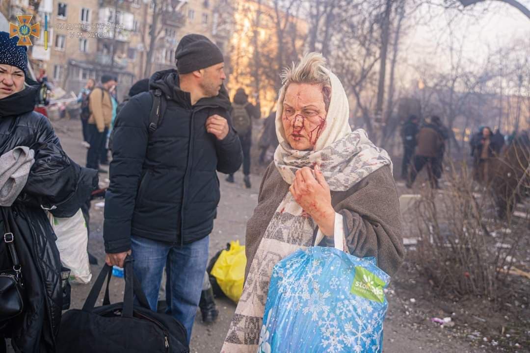 В Подольском районе Киеве упала сбитая ракета  — загорелся жилой дом