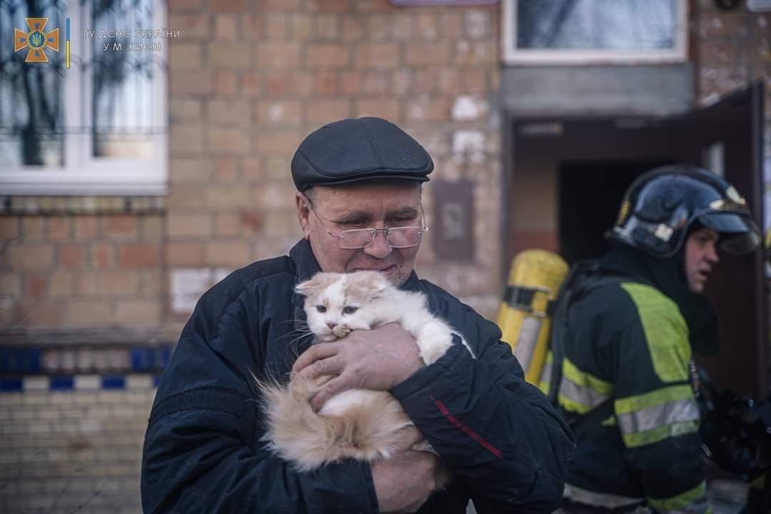 В Подольском районе Киеве упала сбитая ракета  — загорелся жилой дом