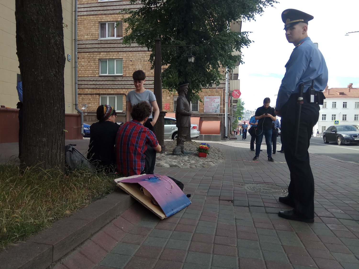 Удзельнікаў ЛГБТ-перформанса каля МУС аштрафавалі — па 73,5 рубля