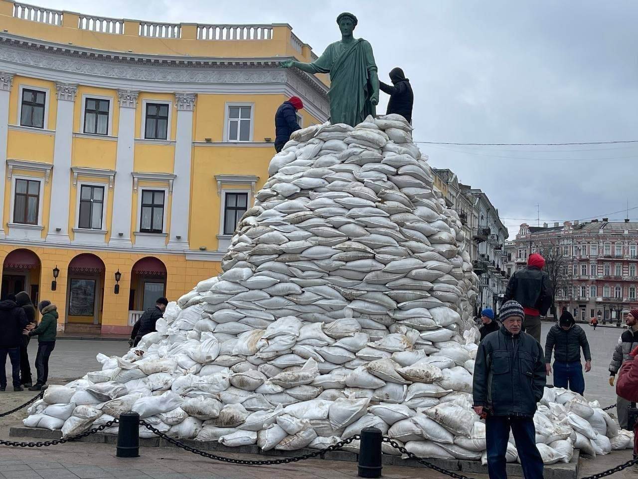 Новые взрывы в Киеве и налоговая реформа — 20-е утро войны в Украине