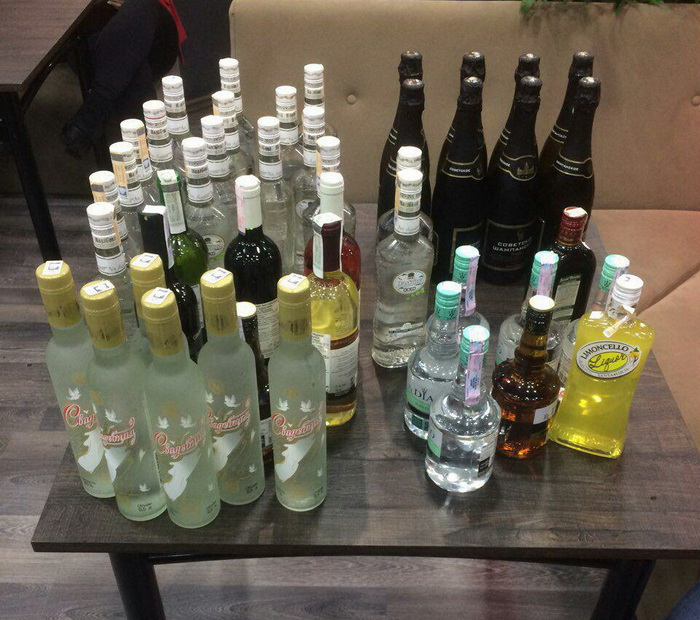 У Мінску падчас рэйду ў начным клубе выявілі нелегальны алкаголь (фота)