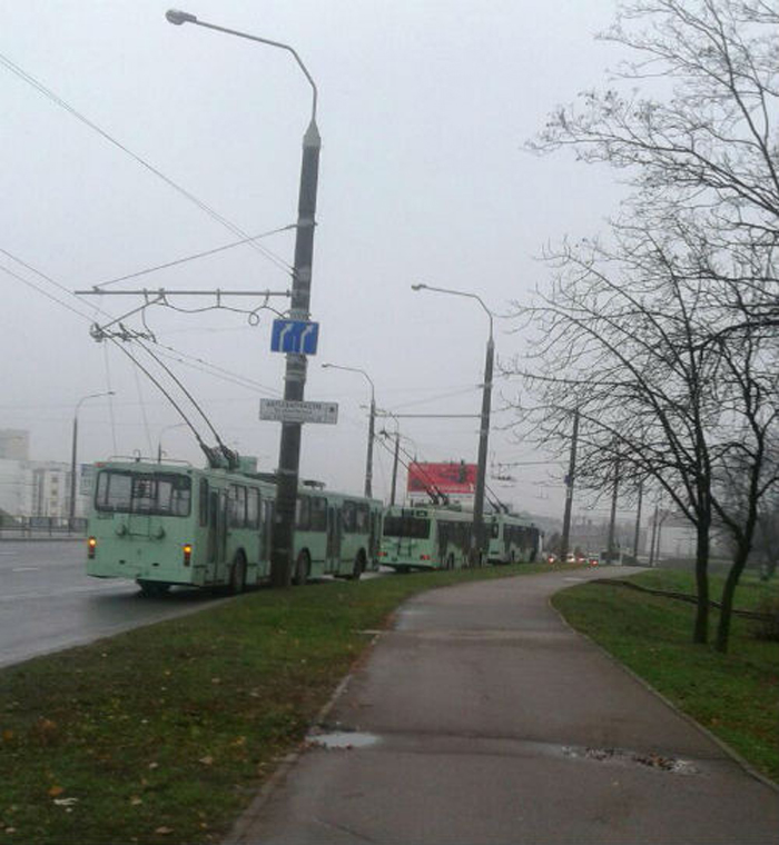 У Мінску тралейбус з пасажырамі збіў слуп (фота)