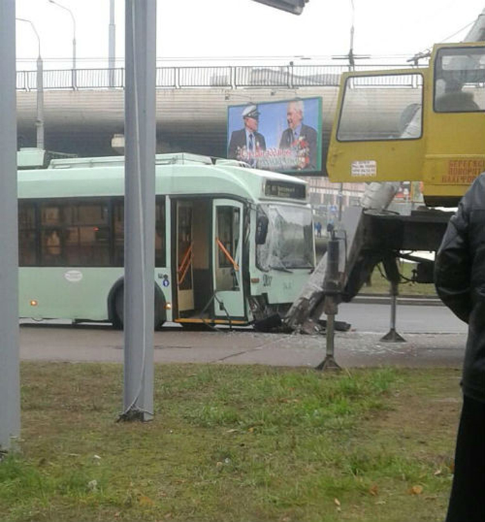 У Мінску тралейбус з пасажырамі збіў слуп (фота)