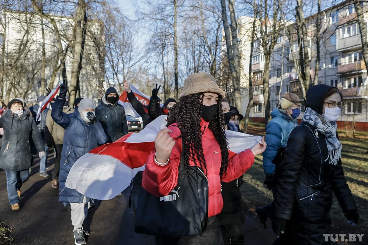 Минск снова вышел погулять: как прошёл марш районов 6 декабря