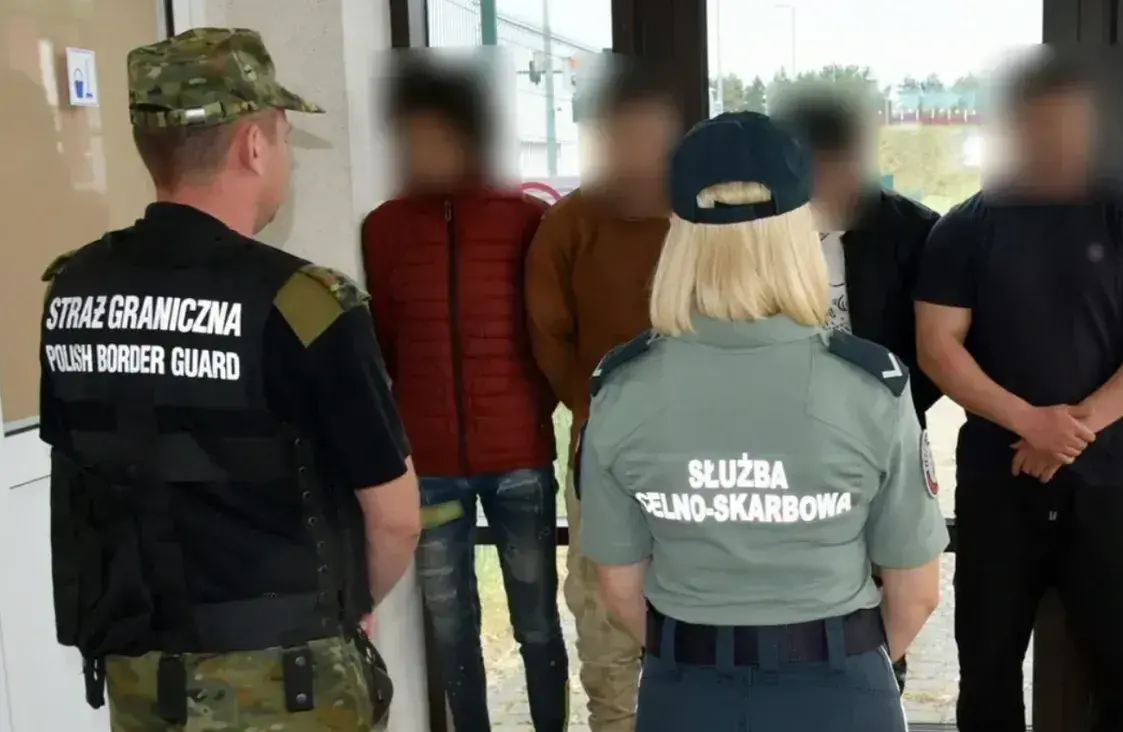 Мигранты пытались попасть в Польшу, спрятавшись в грузовом поезде