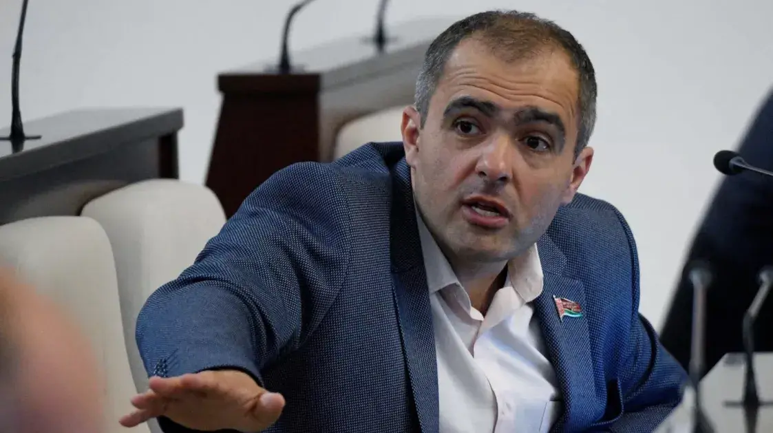 За Лукашенко и русский мир: как партии в Беларуси имитируют оппозицию