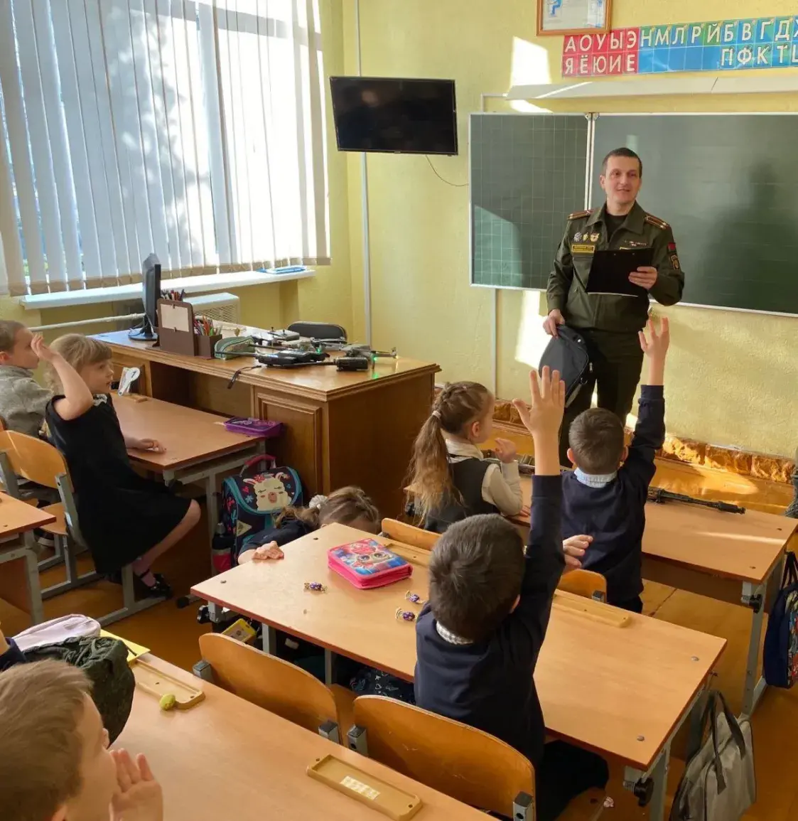 У Брэсце ў СШ № 13 вайскоўцы раздалі дзецям аўтаматы і пісталеты