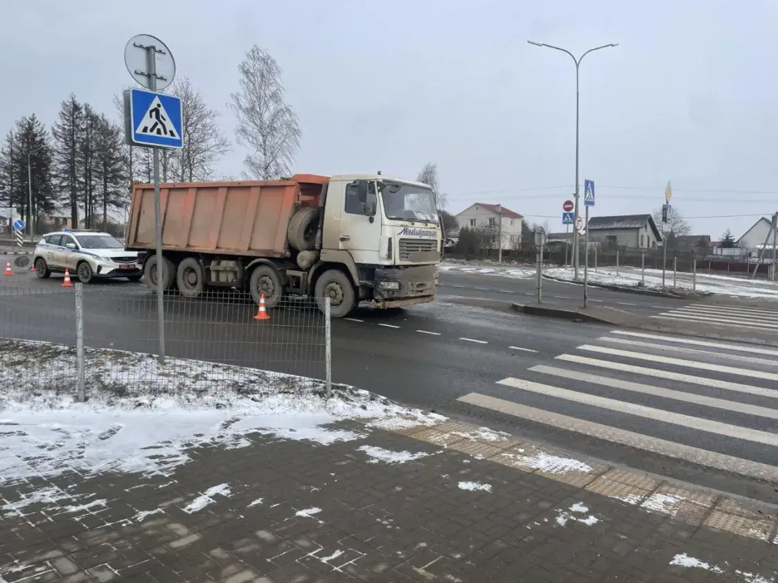 У Смалявічах легкавік трапіў пад грузавік, пацярпела дзіця