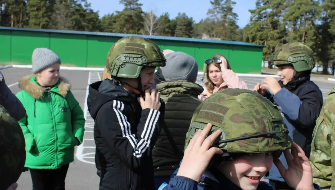 Мазырскія памежнікі раздалі школьнікам кулямёты і аўтаматы