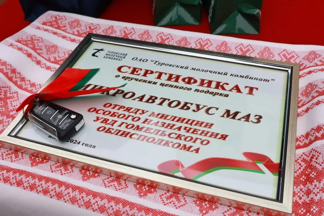 Стратнае прадпрыемства падарыла амапаўцам мікрааўтобус