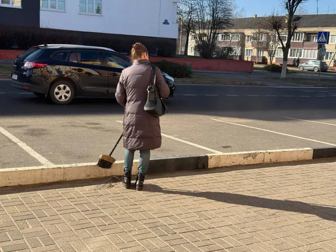 Жыхары Беразіна "добраахвотна" наводзілі парадак каля будынка міліцыі