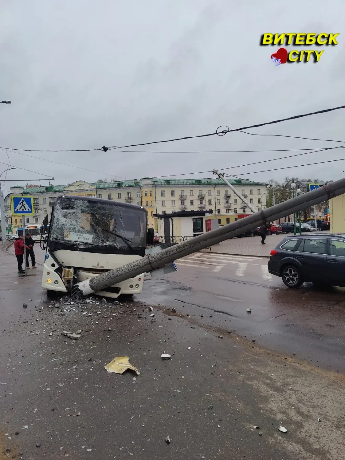 У Віцебску прыгарадны аўтобус знёс слуп