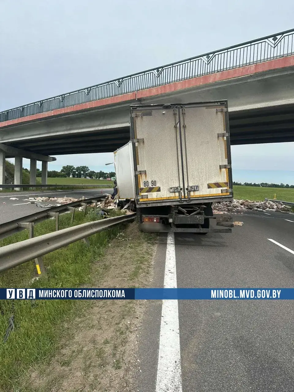 Кіроўца МАЗа пад Пухавічамі ўрэзаўся ў апору моста