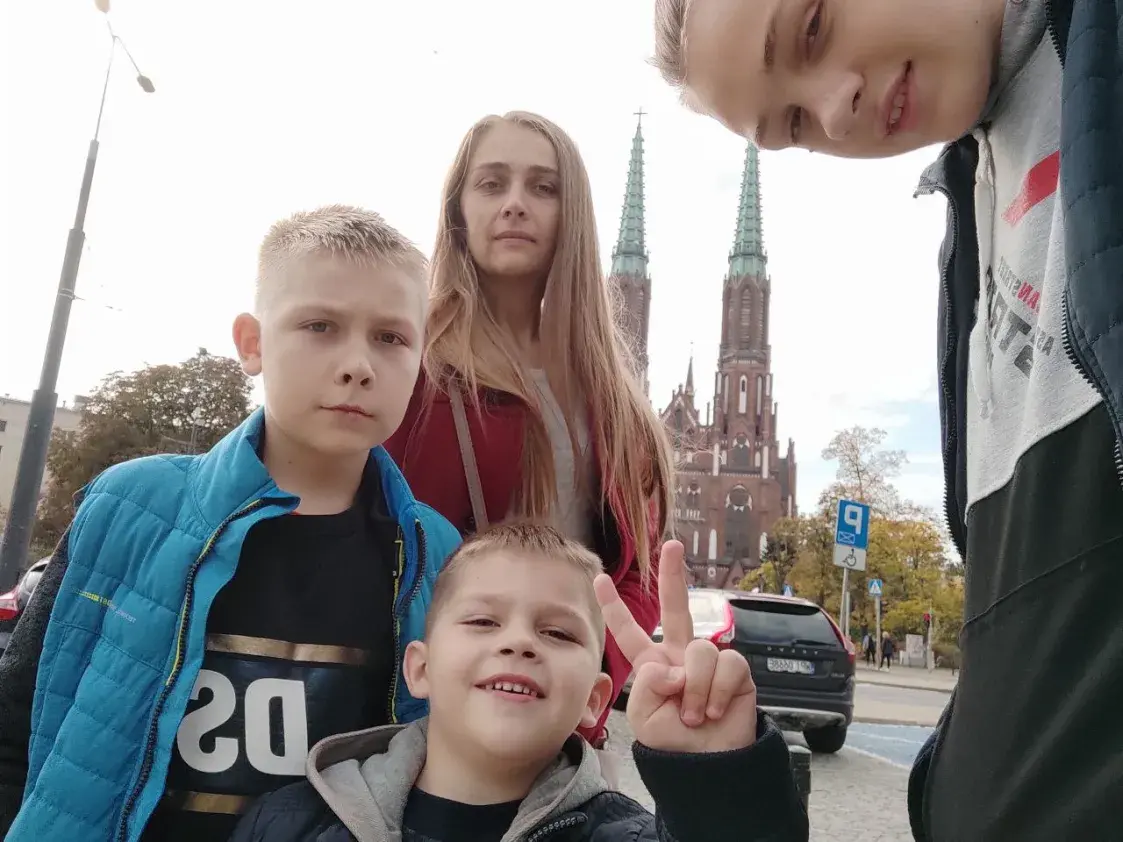 “Угрожали отправить детей по разным детдомам”: история “пытки” многодетной мамы 