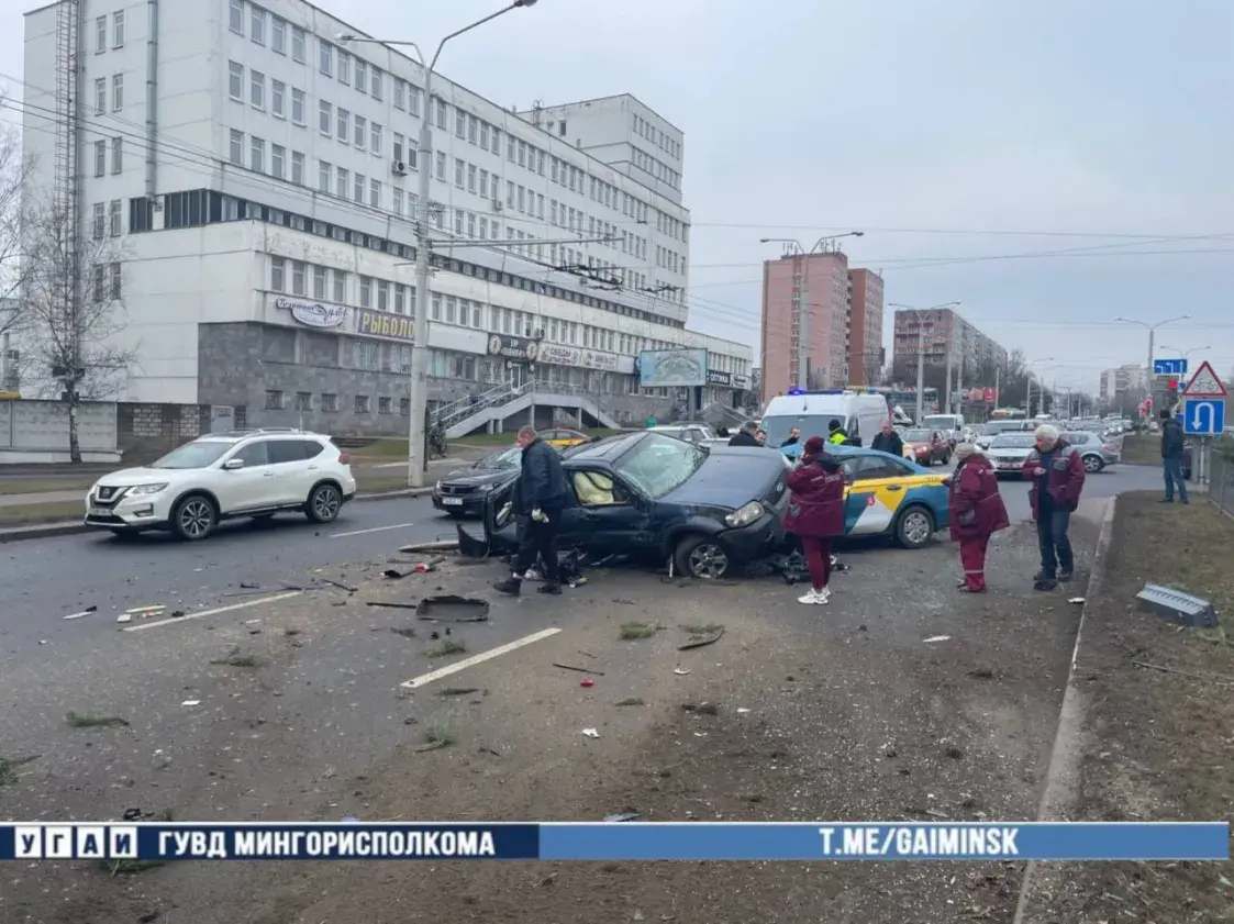 Три автомобиля врезались друг в друга на проспекте Пушкина в Минске