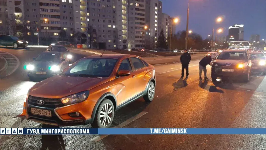 Грузавік выраніў бетонныя пліты на праезную дарогу ў Мінску