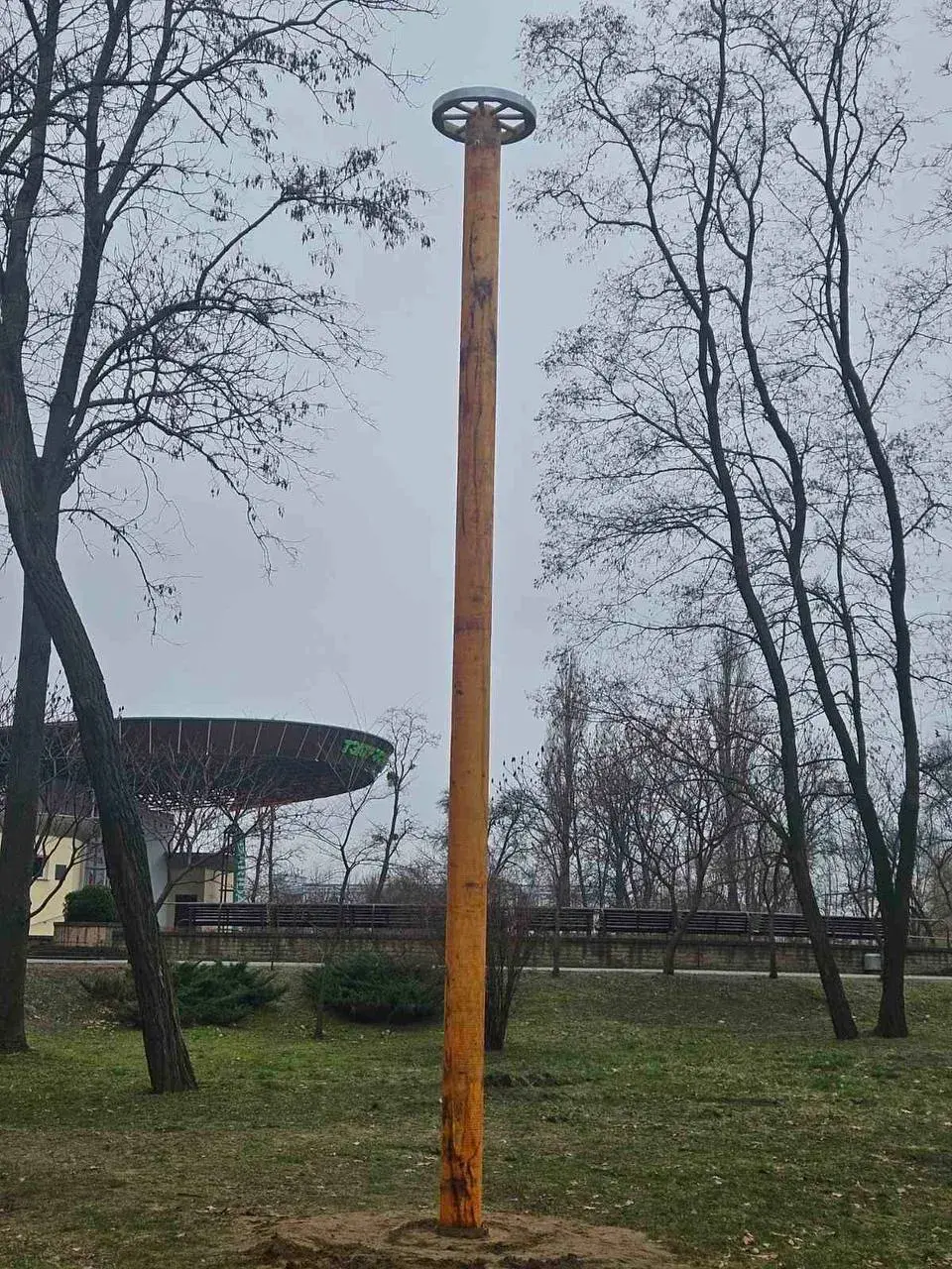 У Брэсце паставілі новы масленічны слуп узамен таго, што паламаўся