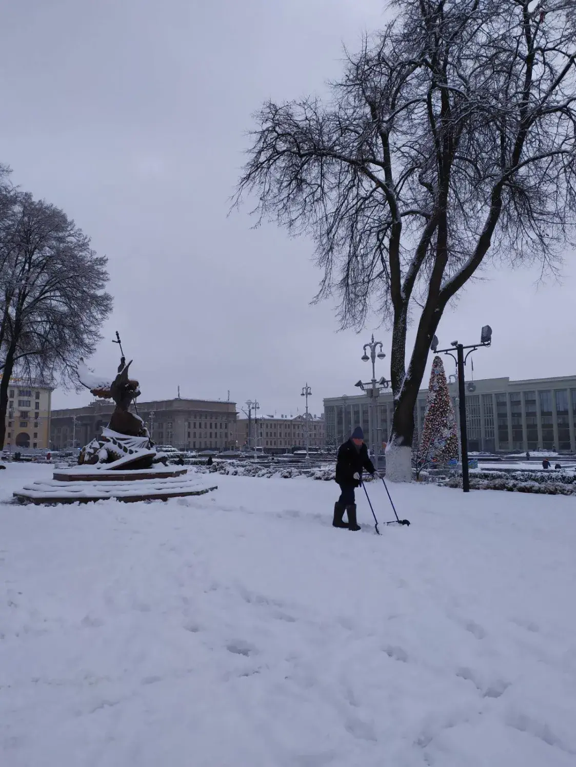 Ксёндз Завальнюк стаў дворнікам пры Чырвоным касцёле