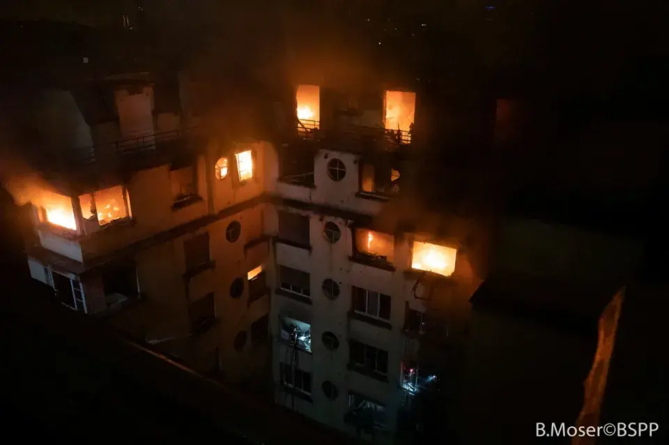 У Парыжы на пажары загінулі восем чалавек, дзясяткі пацярпелі