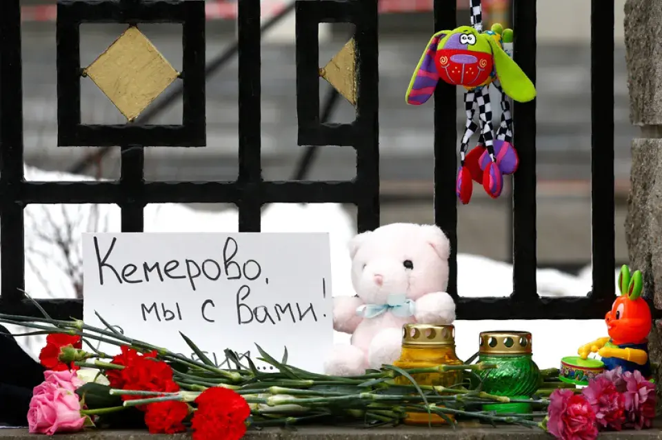 Беларусы нясуць кветкі, свечкі і цацкі да расійскай амбасады ў Мінску