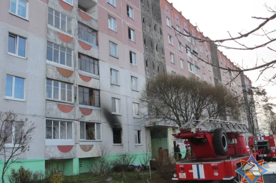 У Мінску ратавальнікі вынеслі жанчыну з ахопленай агнём кватэры (фота)