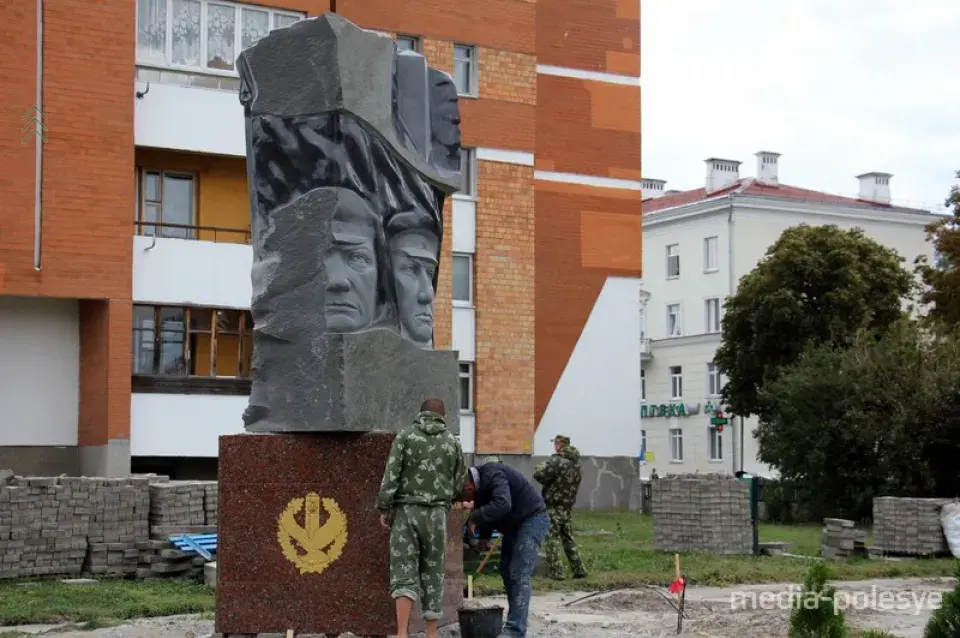 У Пінску з'явіўся помнік суровым памежнікам у савецкіх фуражках