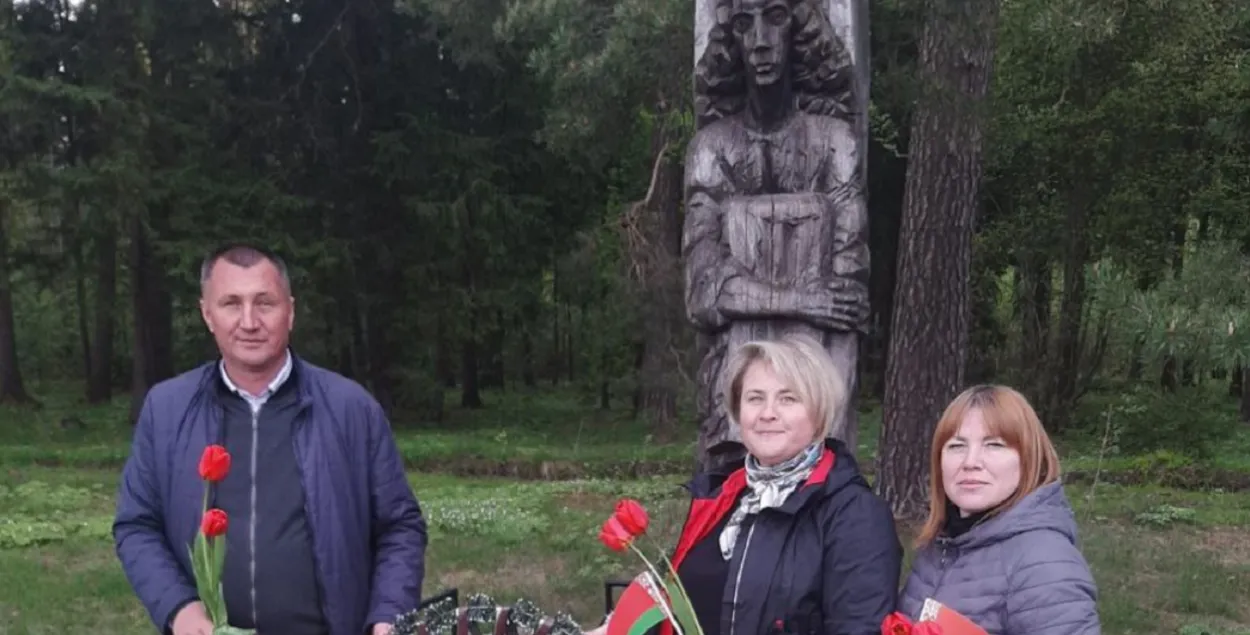 Каля помніка рэпрэсаваным / t.me/chervenby/
