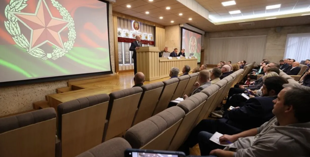 Іван Тэртэль выступае ў Цэнтральным доме афіцэраў у Мінску / БЕЛТА
