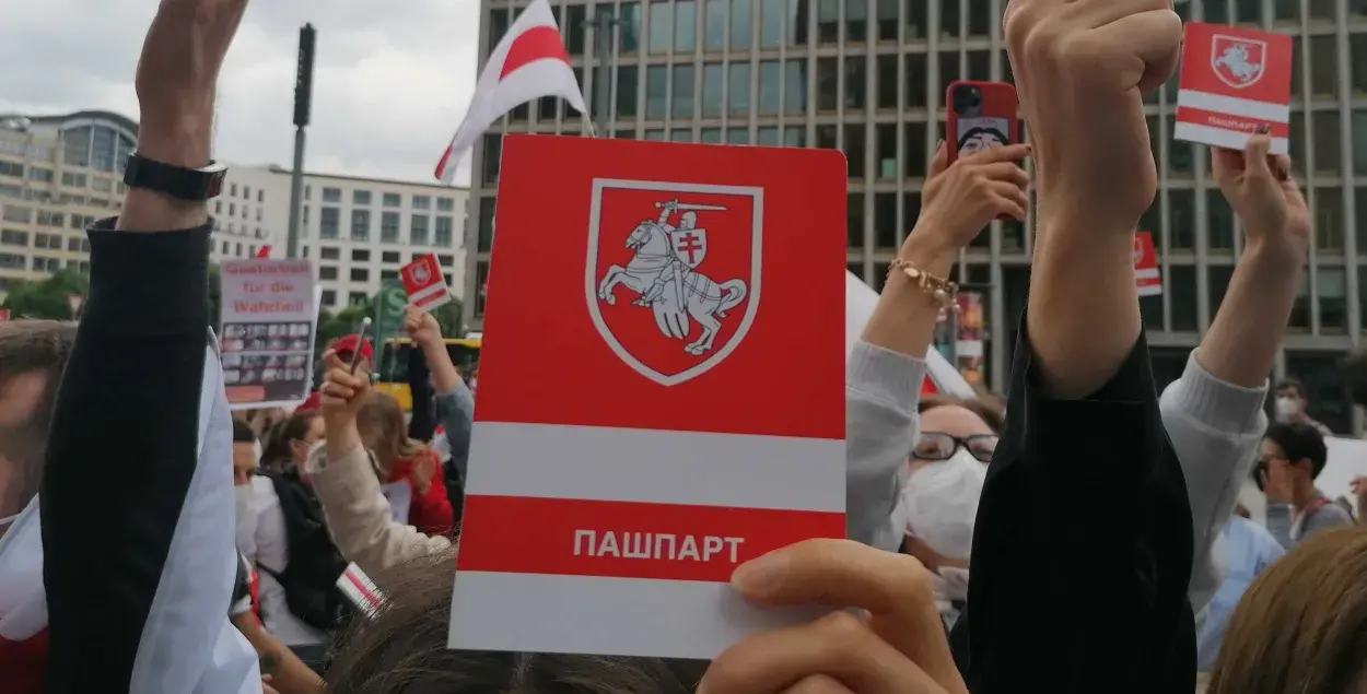 Каб зрабіць новы пашпарт, трэба вырашыць яшчэ шмат праблем / belsat.eu
