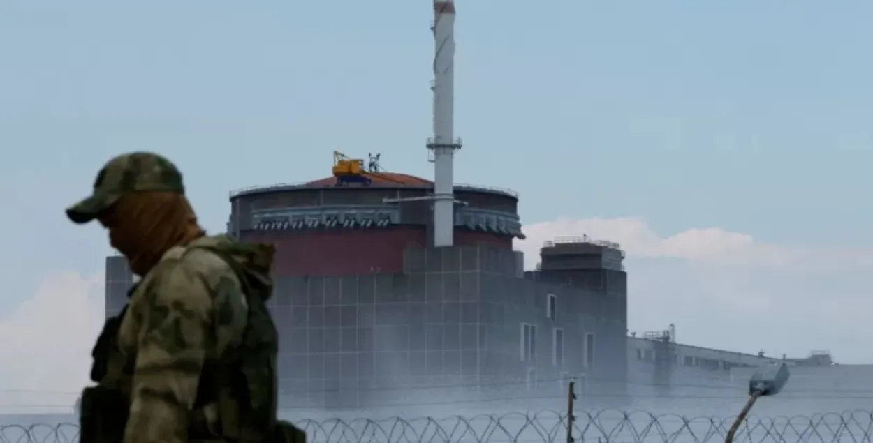Военный на фоне ЗАЭС / Reuters
