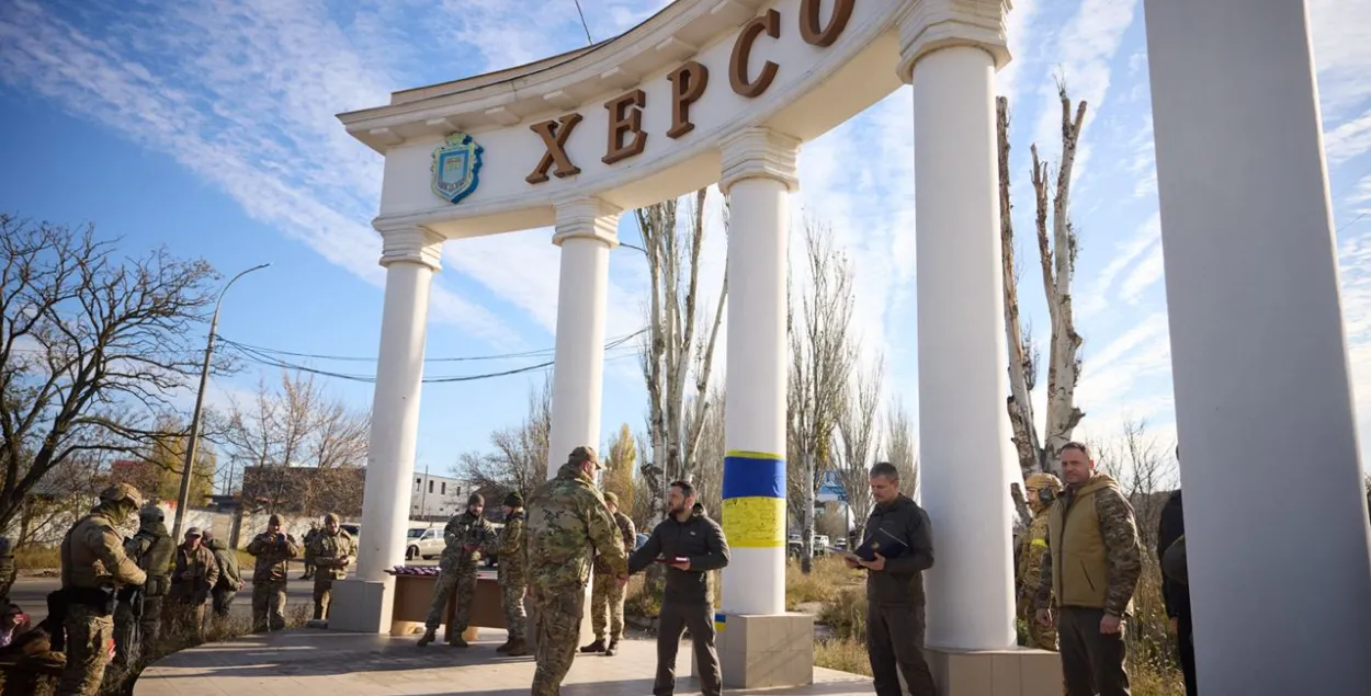 Уладзімір Зяленскі ў Херсоне ўручае ўзнагароды байцам, у тым ліку беларусу / t.me/V_Zelenskiy_official
