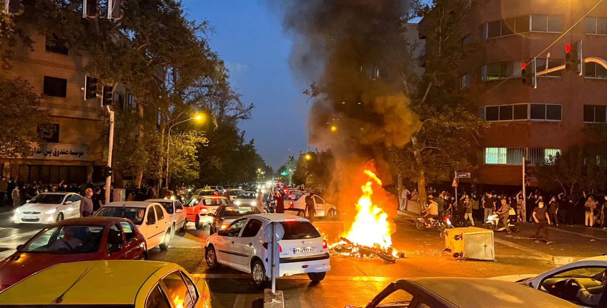 Падпалены паліцэйскі матацыкл падчас пратэстаў у Тэгеране / Reuters

