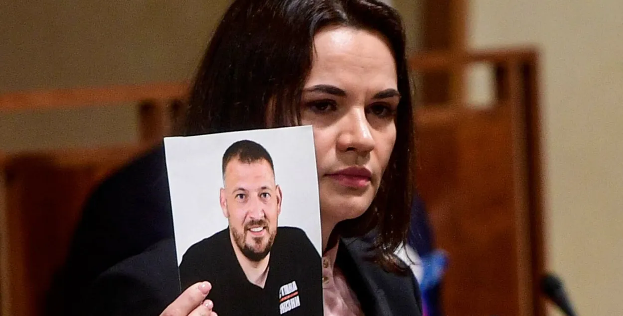 Святлана Ціханоўская з фатаграфіяй мужа Сяргея, які з'яўляецца палітзняволеным /&nbsp; Vondrous Roman / CTK / AP
