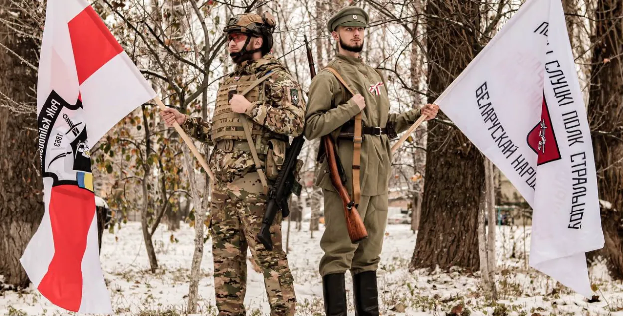 Байцы палка Каліноўскага са сваім сцягам і сцягам Першага Слуцкага палка стральцоў, які існаваў у 1920 годзе / t.me/belwarriors
