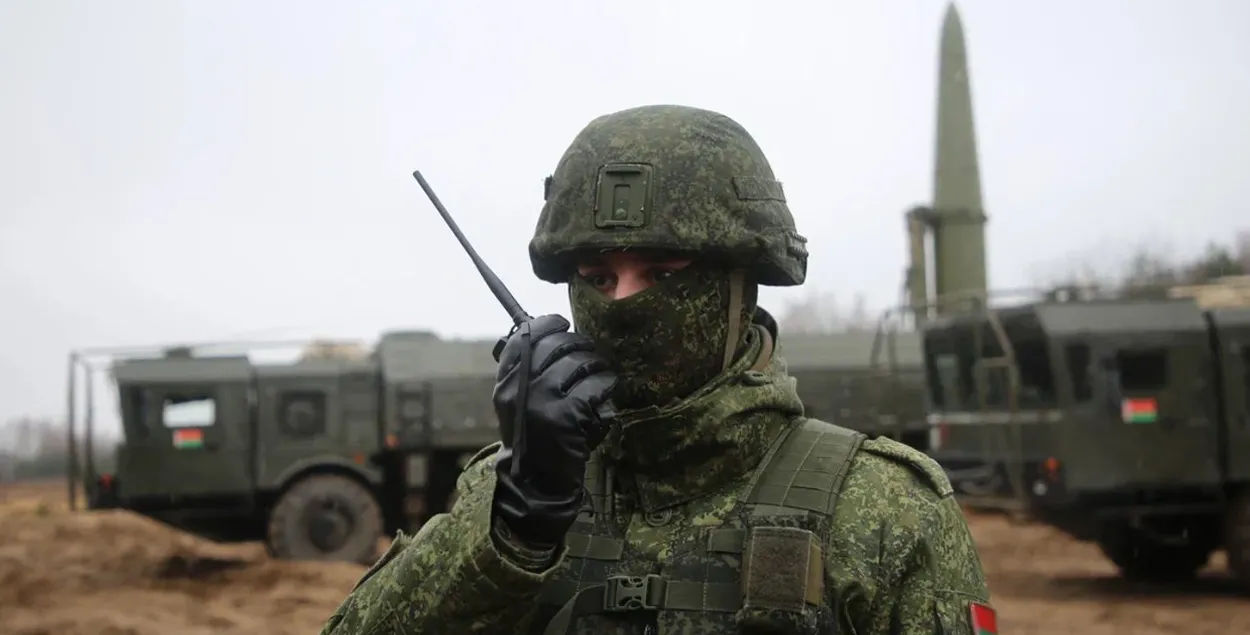 Беларускі вайсковец каля ракетнага комплексу "Іскандэр-М", які можа быць носьбітам ядзернай зброі / Мінабароны РБ
