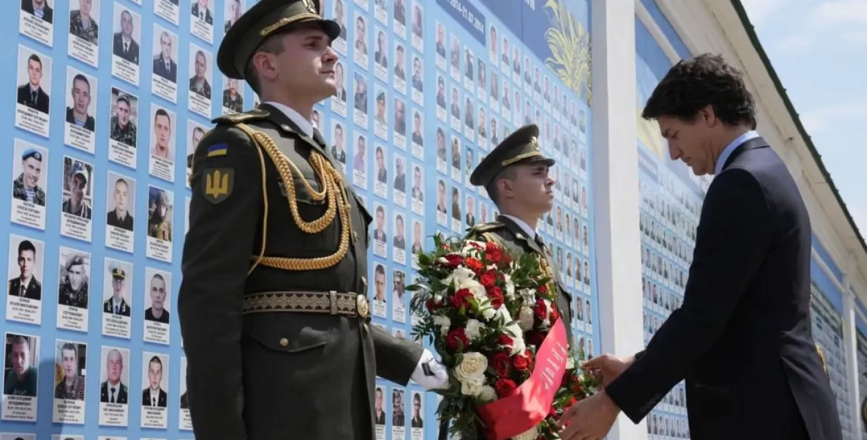Джастин Трюдо возлагает цветы к Стене памяти в Михайловском Златоверхом монастыре / t.me/uniannet
