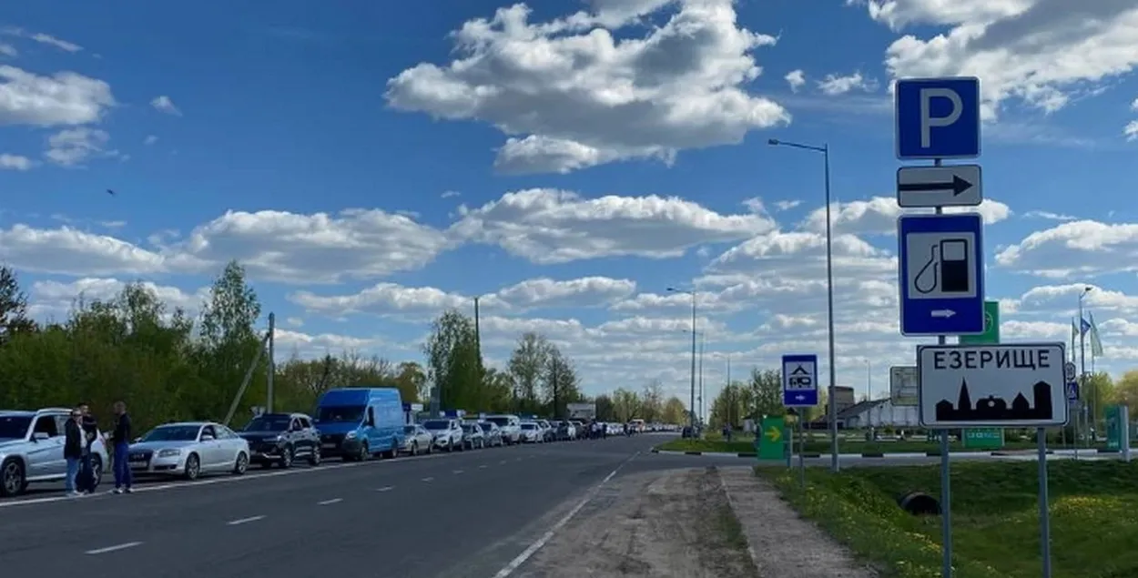 Чарга на выезд з Беларусі ў Расію / fontanka.ru
