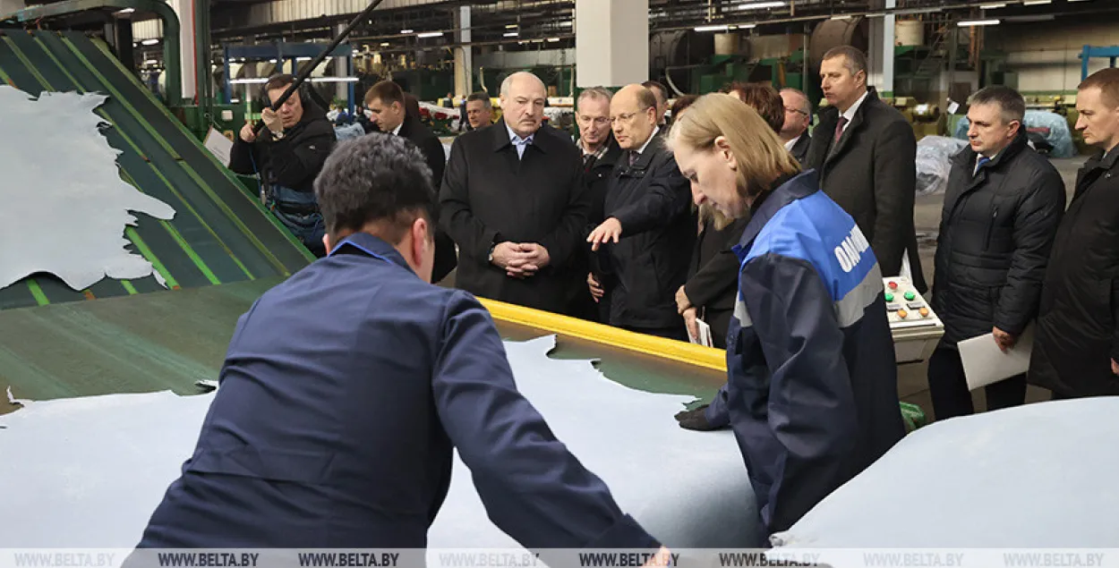 Рабочие и Александр Лукашенко / Иллюстративное фото БЕЛТА​