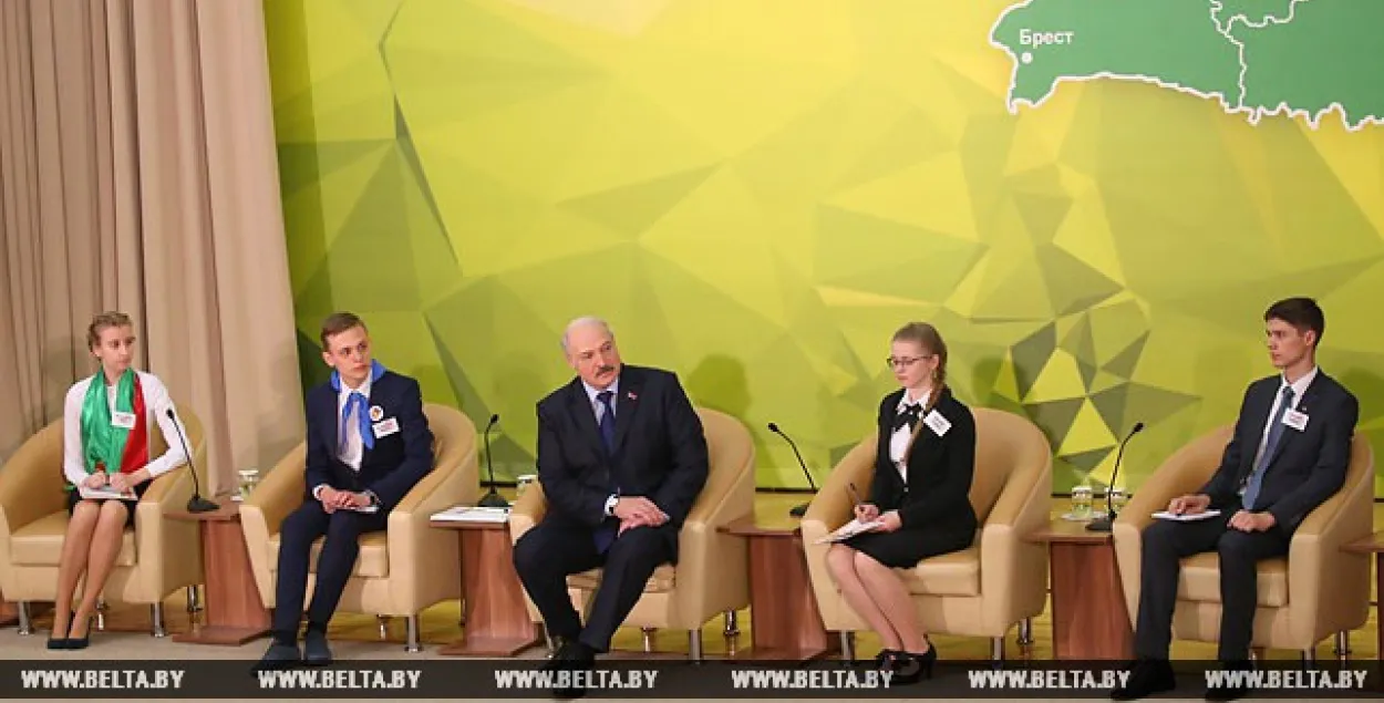 Лукашэнка гаварыў са школьнікамі пра ЦТ, якасці лідара і эміграцыю