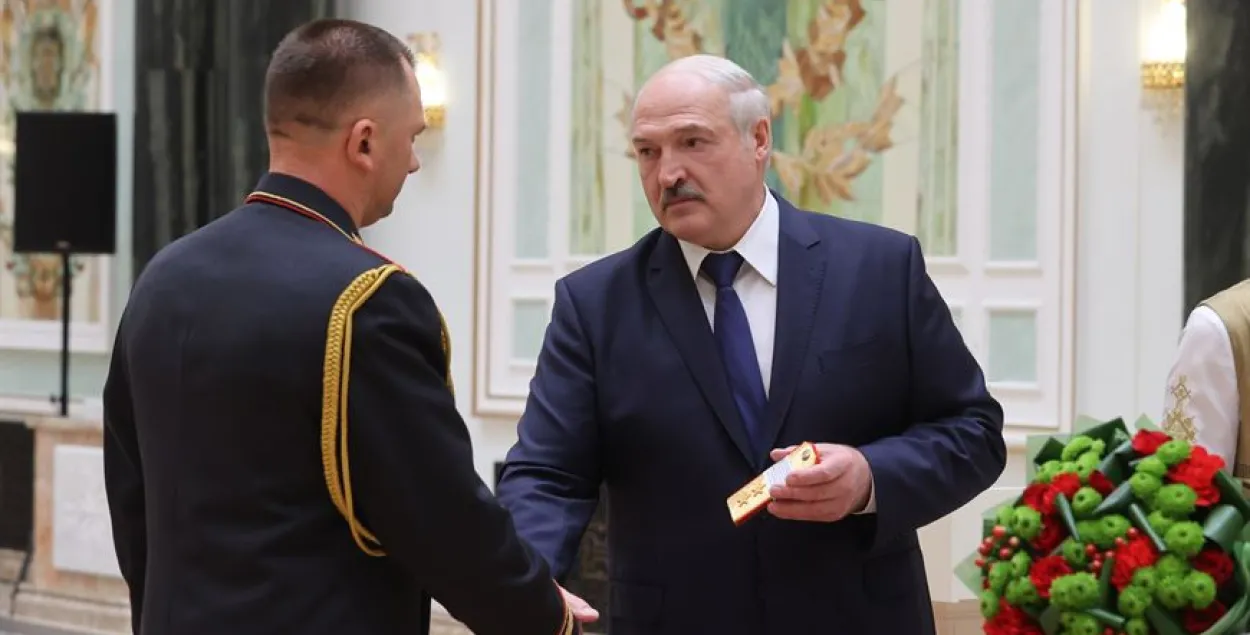 Новый министр внутренних дел Иван Кубраков получает погоны / БЕЛТА​